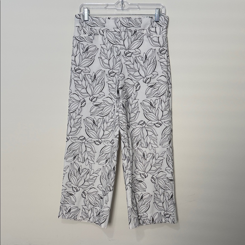 Chicos White with Black Embroidery Wide Leg Cropped Pants, size 0.5 (US size 6)